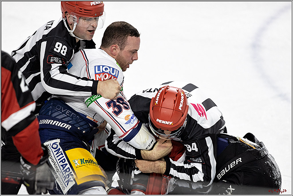 PENNY DEL Viertelfinale 2. Spiel;  Koelner Haie - Eisbaeren Berlin; Koeln, 12.04.2022